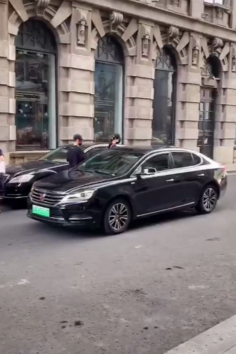 蔡少芬夫妇吃饭被偶遇，张晋紧跟老婆身后似保镖，打车出行超低调