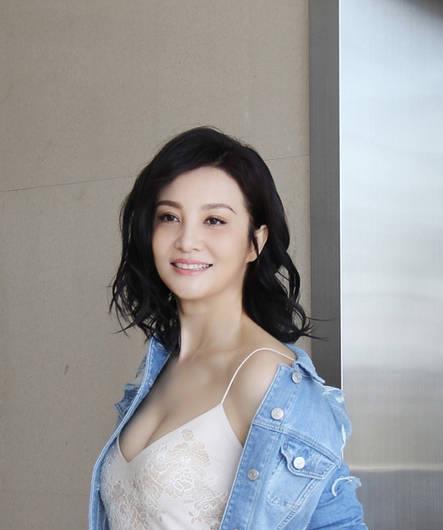 女神陶红51岁仍单身，颜值身材依旧在线，越老越