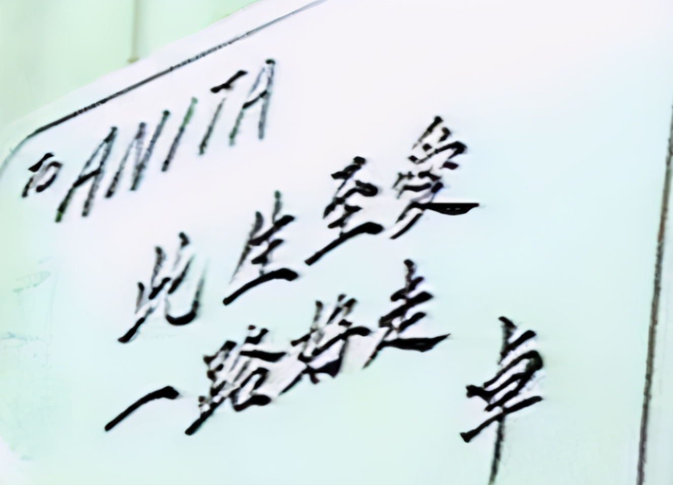 赵文卓与女儿同框飚热泪，机场匆匆见面就分开，49岁硬汉也很柔情