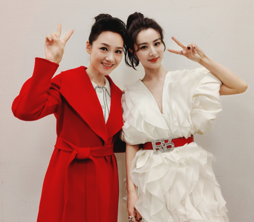 王力宏妻子李靚蕾專心帶娃，與三個兒女做手工，未受周群言論影響