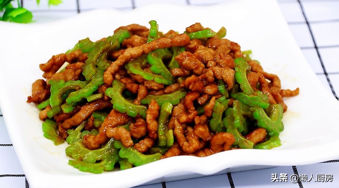 苦瓜炒肉絲，教你一招，肉絲又嫩又滑，一點都不柴