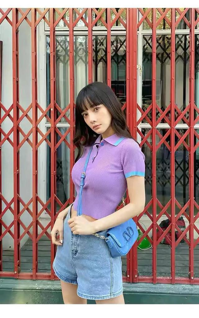李小璐晒出近照，披肩长发妆容清纯，网友：这还是李小璐吗