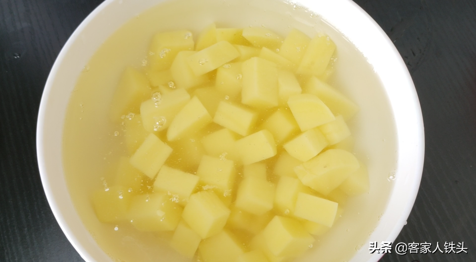 過年魚肉有過癮吃法，加2個土豆一起做，味美鮮香，好吃又過癮