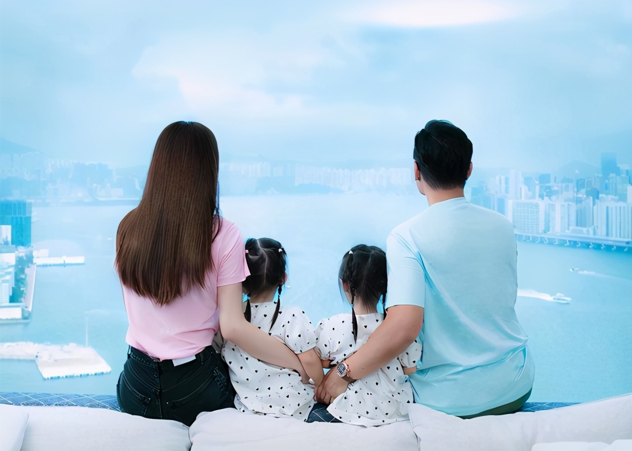 熊黛林老公带家人逛街，双胞胎女儿扎双麻花辫，手拉手拍照好有爱