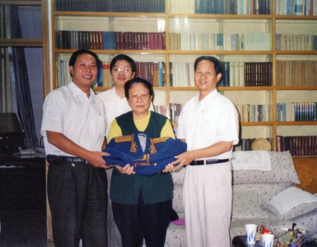 萧华：一家4口被杀，39岁授上将，毛主席：你我都犯杀气