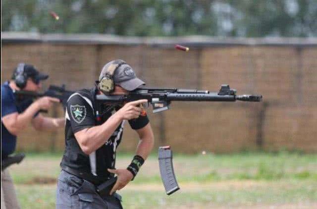 士兵换完弹匣会丢掉吗？老兵：里面还有一颗子弹怎么扔？