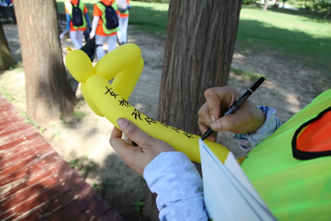 志愿者在气球上写下环保宣言