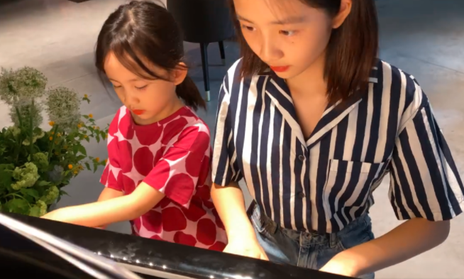 黃磊二女兒長大了！ 7歲染藍髮做美甲被指太成熟，育兒方式引爭議