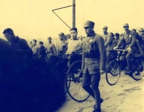 照片再现汉奸的丑陋嘴脸：图3穿短裤的女汉奸，图5是鬼子的胖翻译