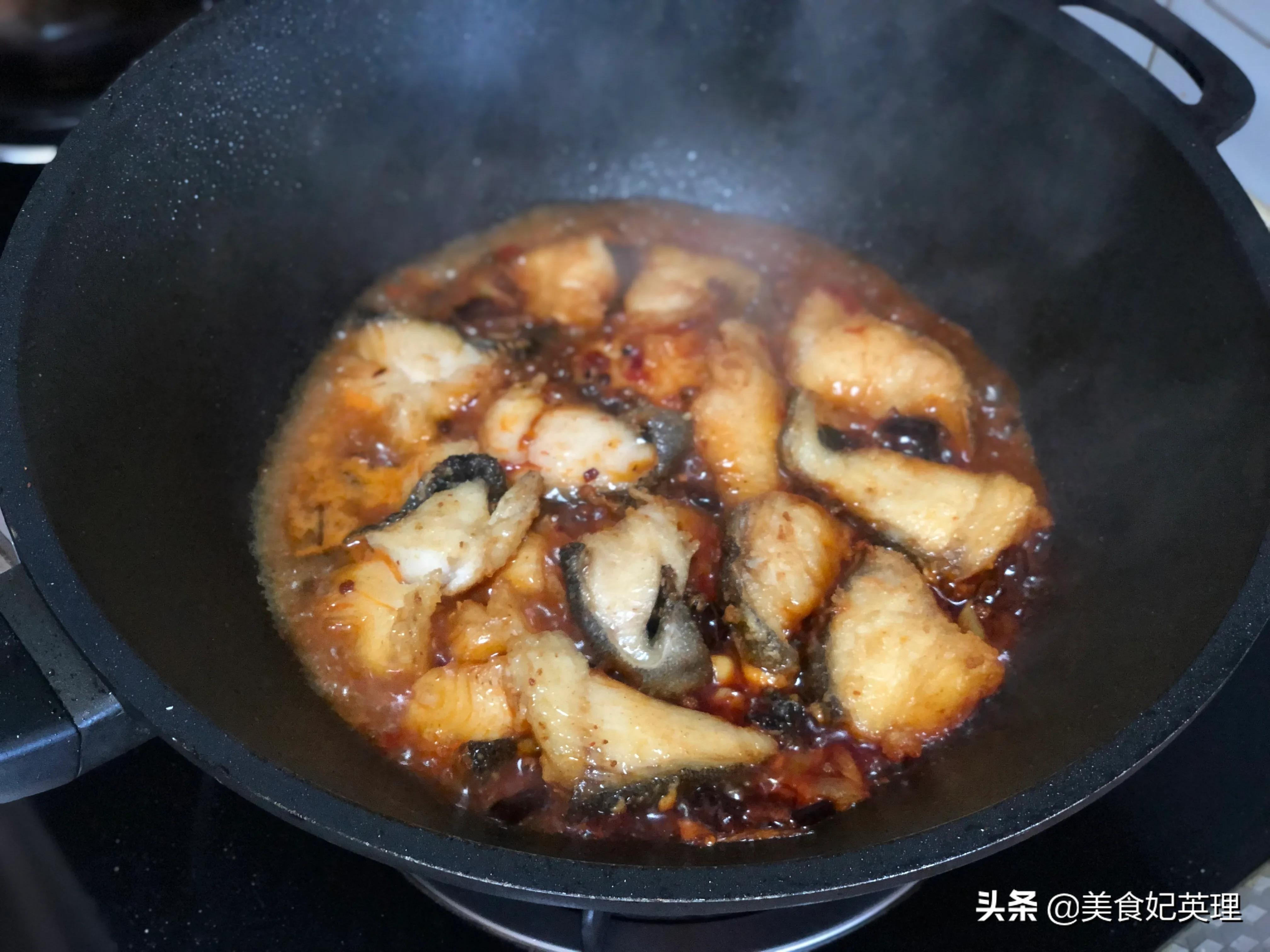 鳕鱼别再炖着吃了，试试这做法，麻辣鲜香巨下饭，老公直竖大拇指