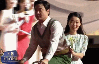 贾玲携电影《你好，李焕英》参加金鸡奖典礼，沈腾骑自行车走红毯