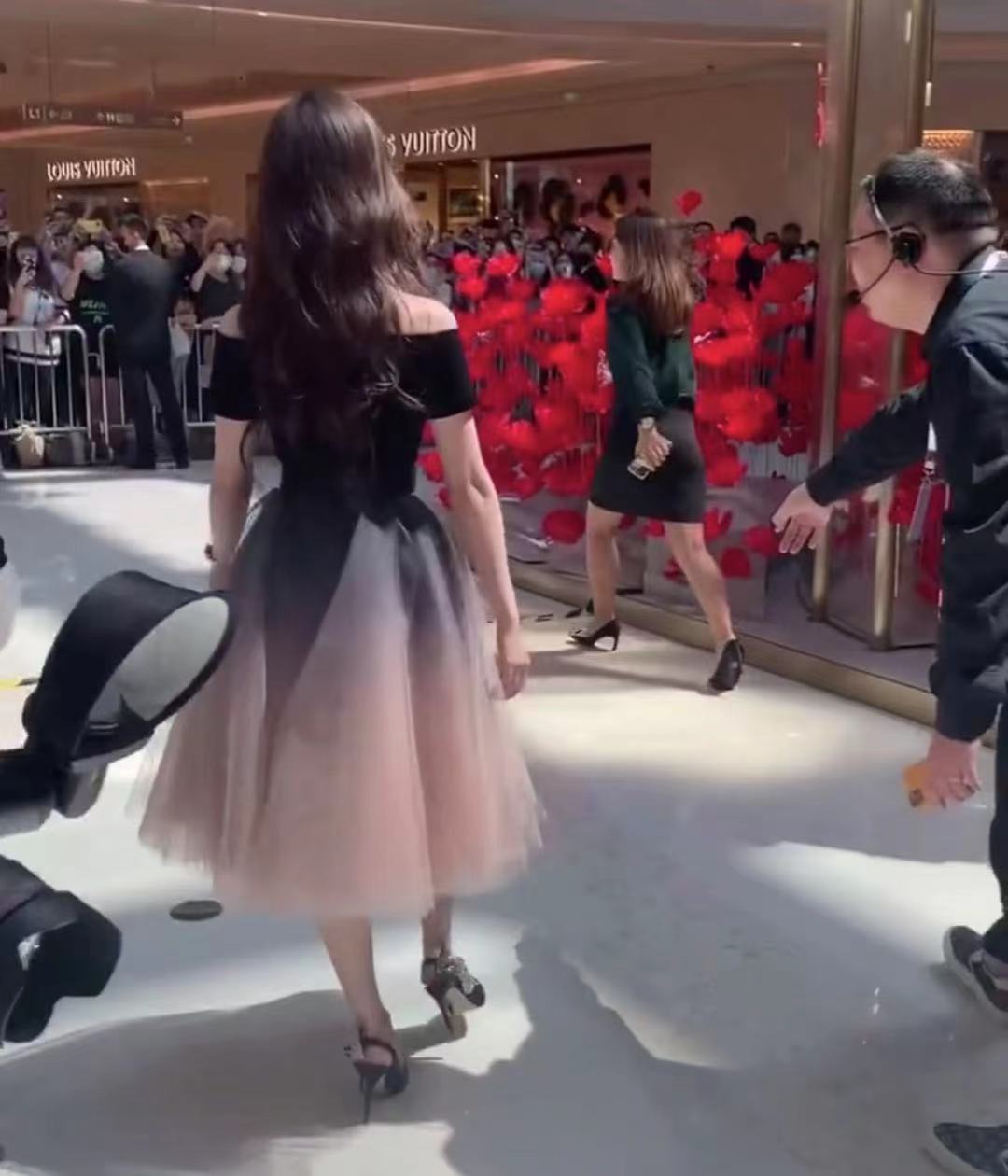 34岁刘诗诗美艳依旧，戴22万表3万项链，路人头发做到一半去看她