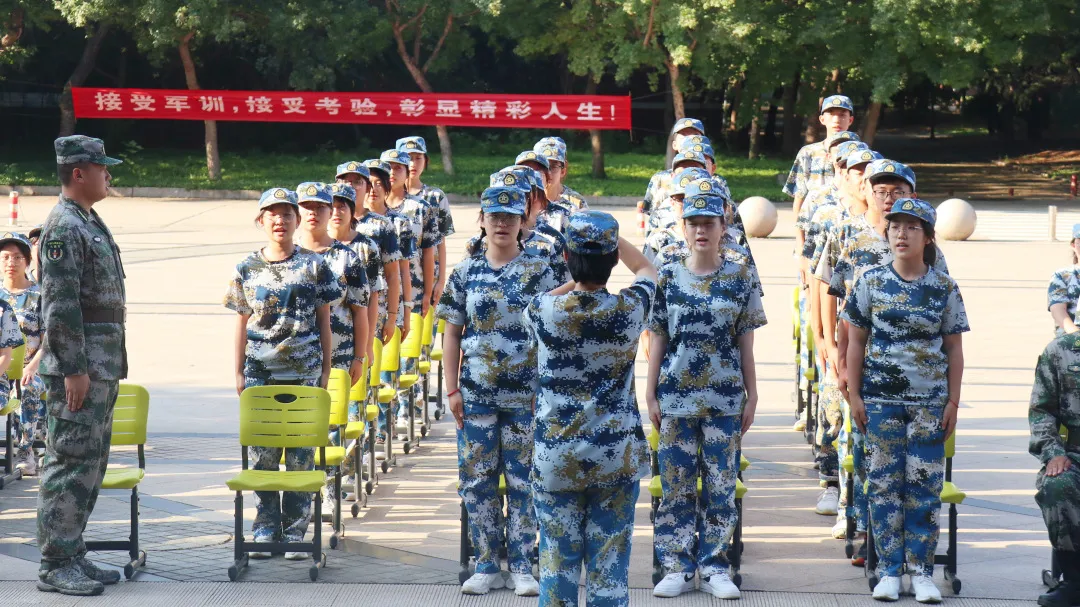 军姿飒爽 青春飞扬，潍坊恒德实验学校举行2021级新生军训闭营仪式
