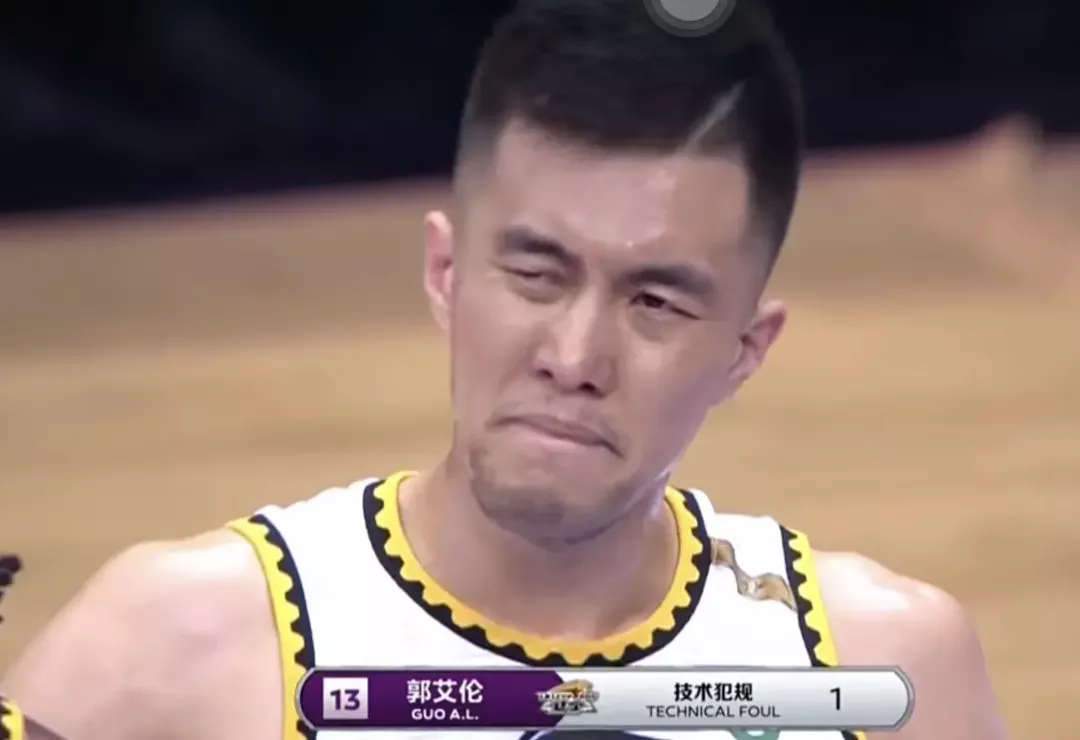郭艾伦又有情绪！杨鸣13个字批评，太到位！赵继伟和周鹏是他榜样