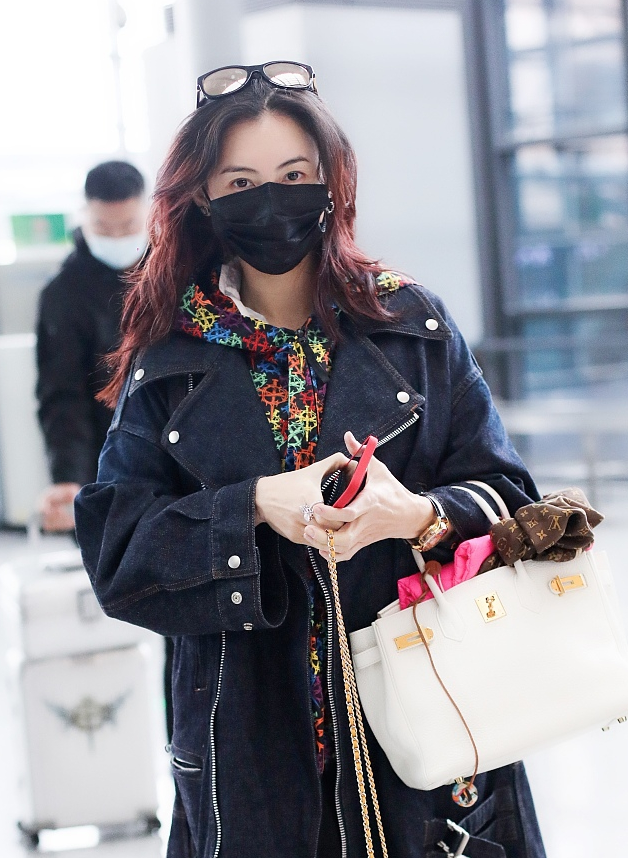 张柏芝养3孩压力大？身形暴瘦手骨好吓人，十几