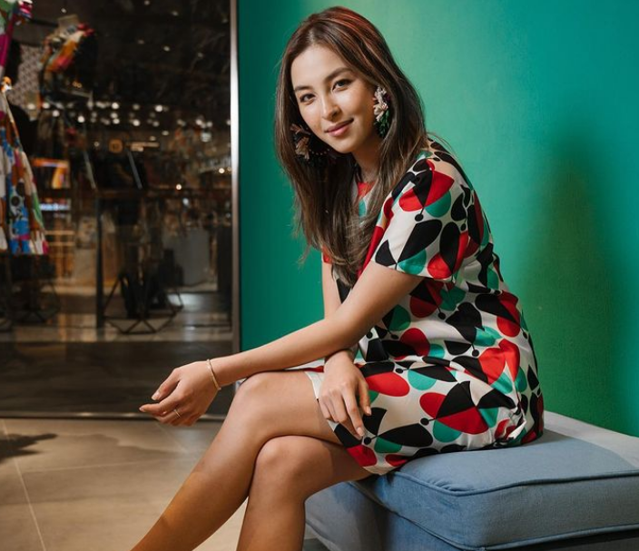 張智霖袁詠儀現身家族聚會，嘟嘴獻吻美貌外甥女，舅舅曹查理缺席