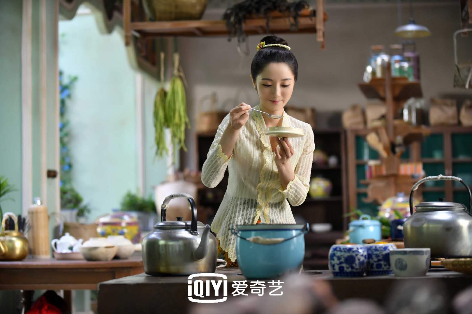 《小娘惹》连日开启霸屏模式，一人分饰两角肖