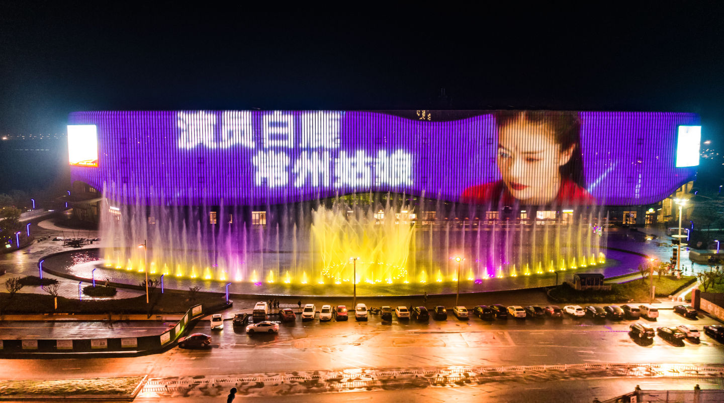 被于正捧上天！白鹿生日，粉丝送家乡地标广告，惊呼：美翻天