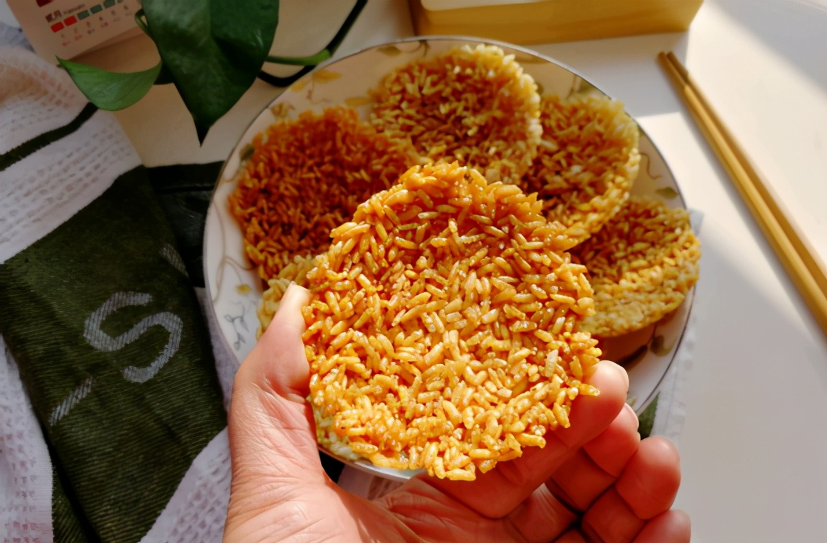 把雞蛋打進剩米飯裡，學會這新吃法，越吃越上癮，上桌就搶光