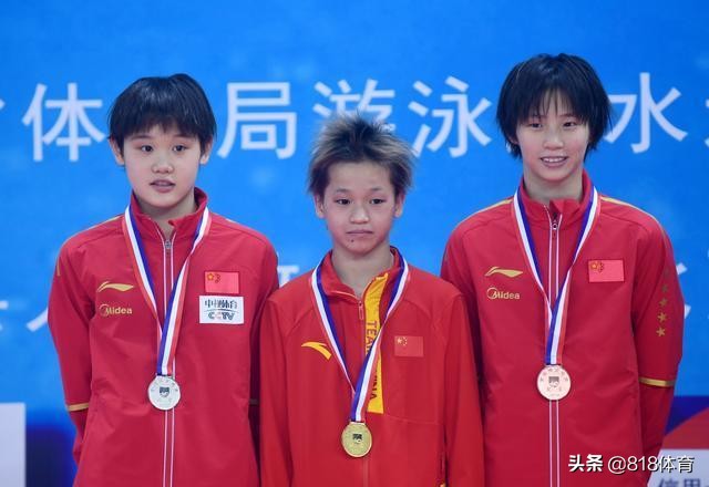 大姐大!全红婵陈芋汐直播到一半,张家齐突然冲进房间:快戴上口罩