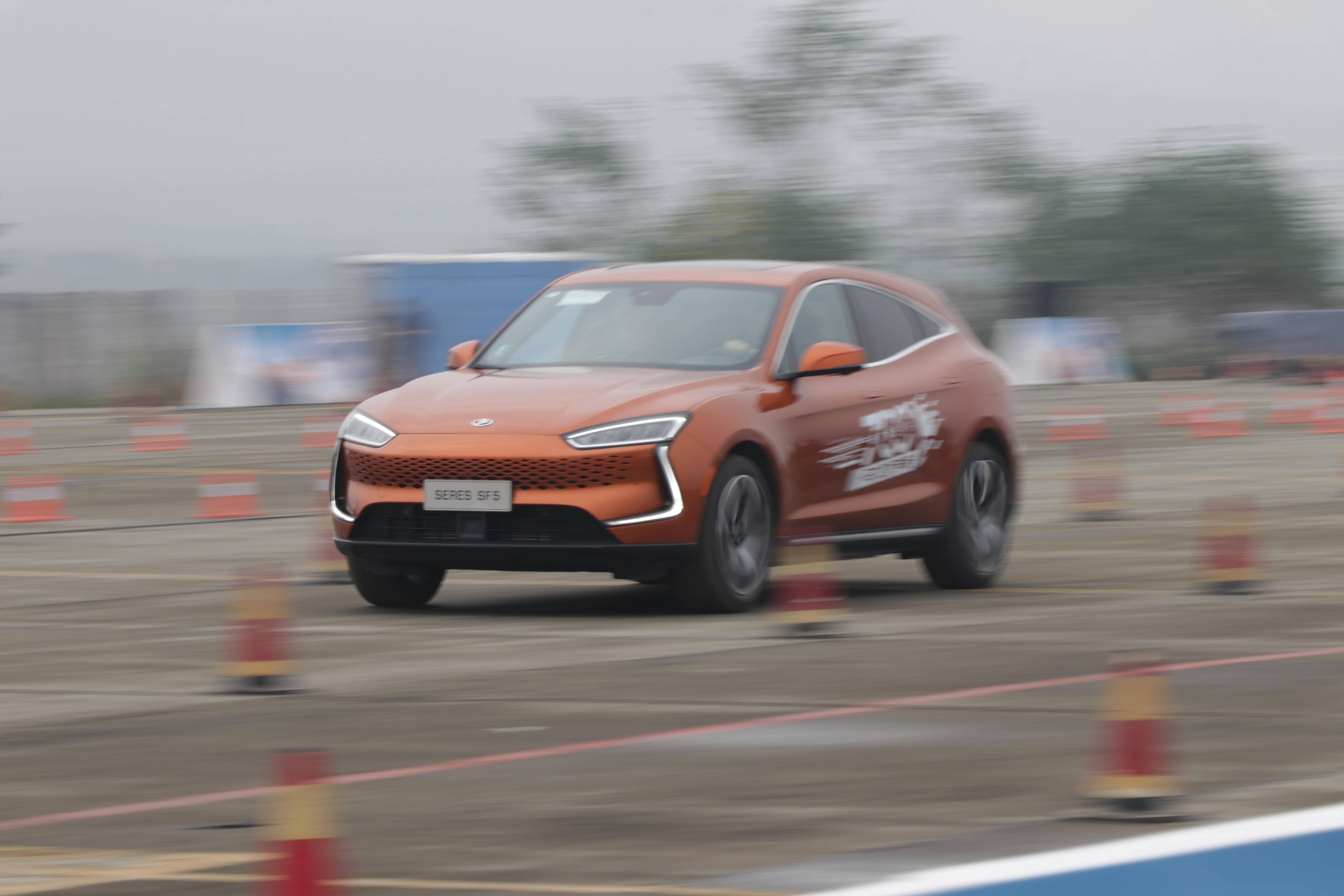 让性能车主欲哭无泪：这车700马力，才33万