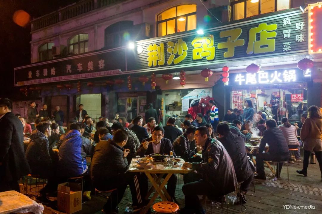 走进深夜的武汉南湖，只想说腐败至极