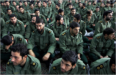 伊朗革命卫队的绿色制服，简约明快，配饰极少但绝对威严