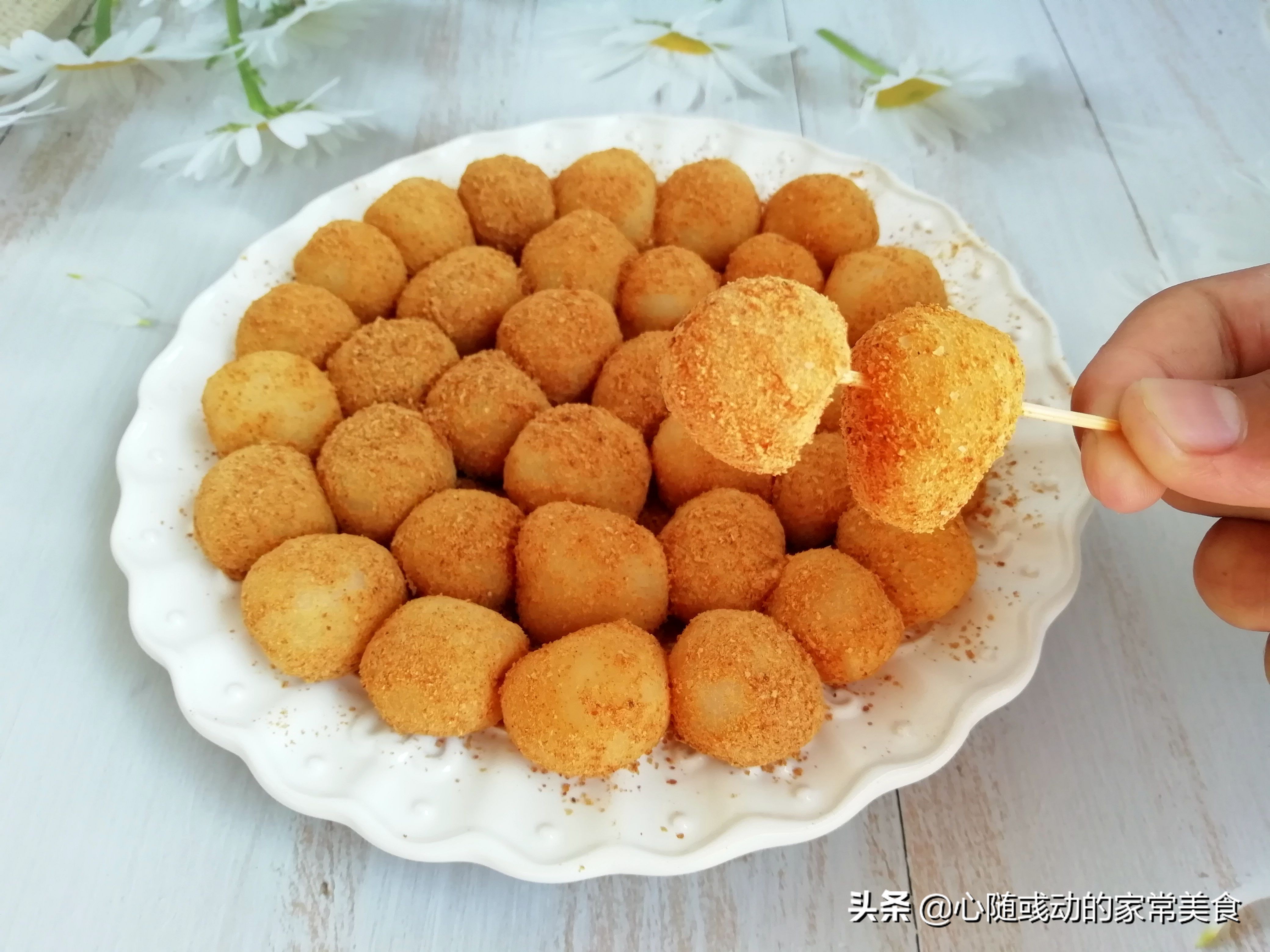 開春後，多做這個吃，不煎不炸，蒸一蒸裹上一物就能吃，香甜軟糯