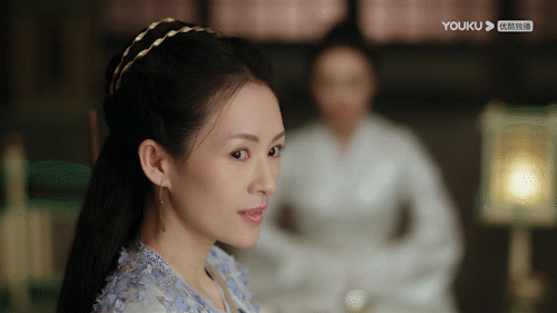 章子怡演14岁的少女翻车了，和40岁时的刘晓庆差