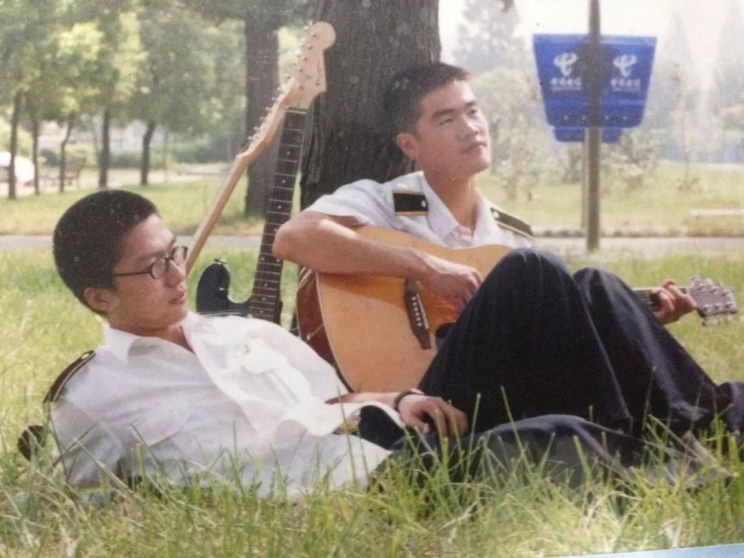 退伍后，那位初中学历的士官当了导演