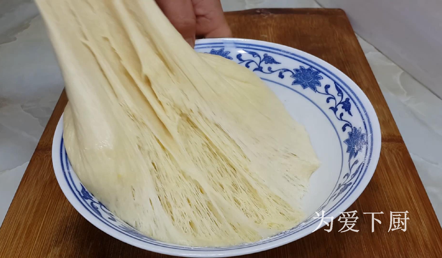 零食这样做才简单，加2个鸡蛋，外焦里软又香甜，比面包油条好吃