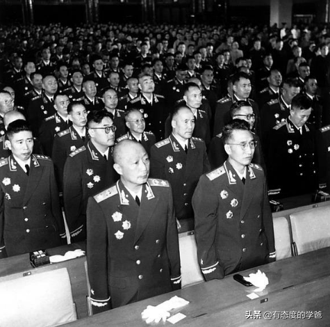 当年他是师长他是小排长，28年后师长当了上将，