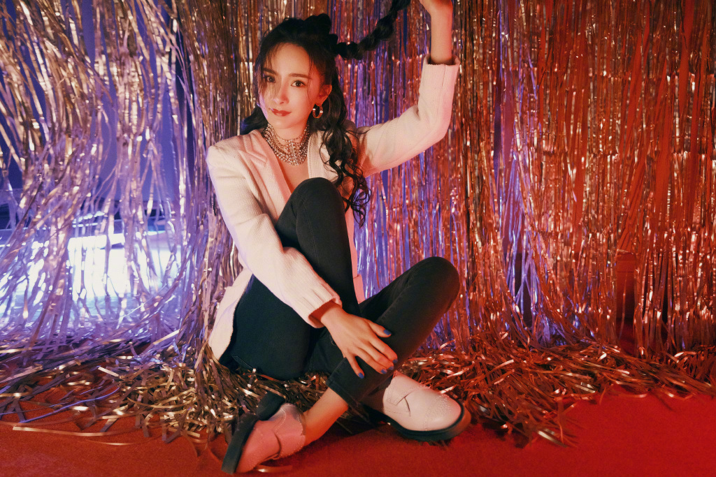 杨幂的冬季穿搭造型真洋气，穿毛衣内搭T恤，结