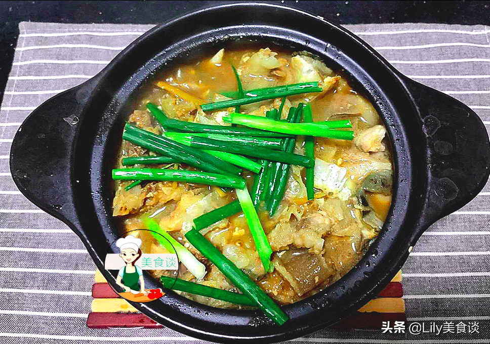 魚頭豆腐煲此做法，不加一滴水，燜一燜就好，鮮香營養，家人愛吃