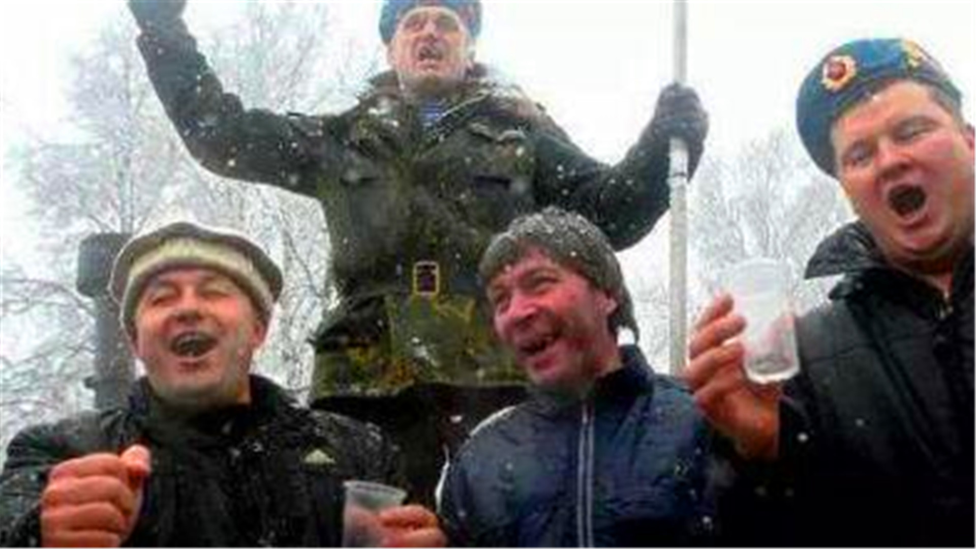 俄飞行员“酒驾”，开着120吨轰炸机狂飙，吓跑