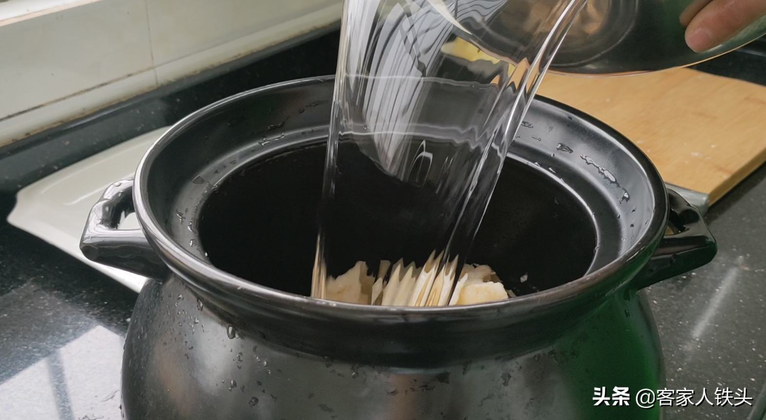 廣東人夏季少不了一鍋湯，教你煲湯技巧，湯鮮肉香，一大鍋不夠喝