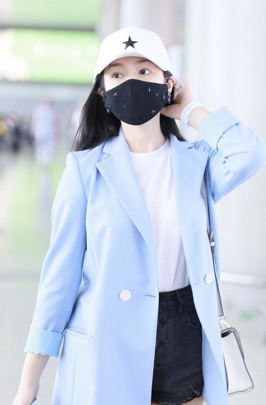 “陈妍希”哪像当妈的人，穿浅蓝色西装配短裤走机场，满屏少女感