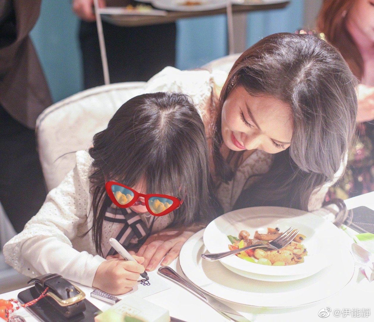 伊能靜開慶生派對，眾好友面前秀恩愛秦昊羞紅臉，女兒現場製賀卡