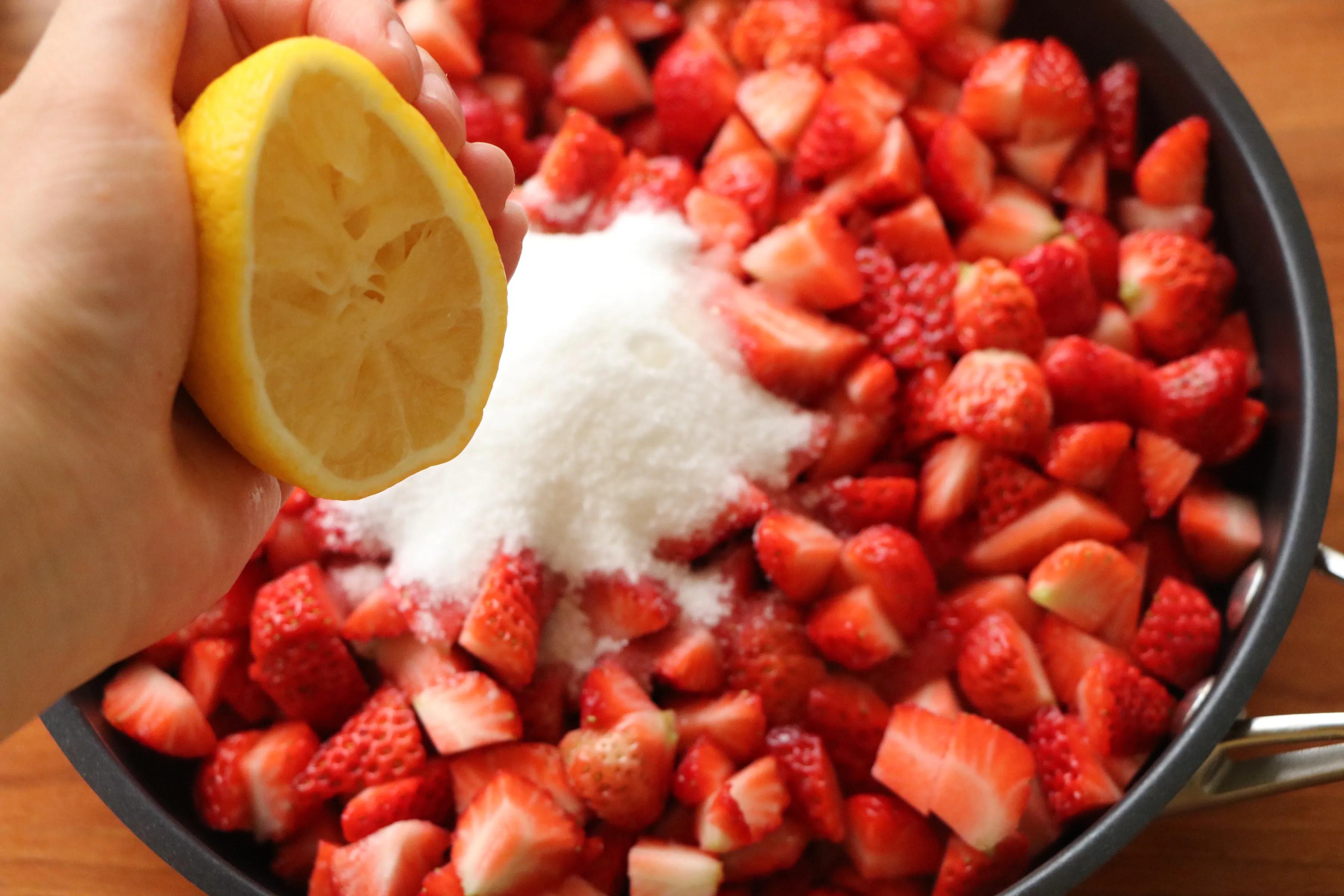 趁著草莓下季，趕緊買點回來做成醬，早餐抹在麵包上，太好吃了