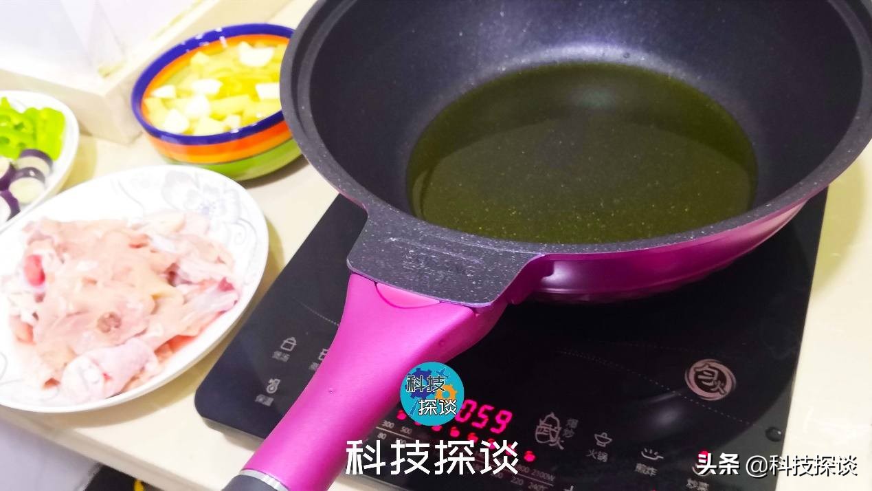 吃鸡啦，还加了土豆、青椒、茄子和豆芽，帝伯朗钛钻不粘锅挺好用