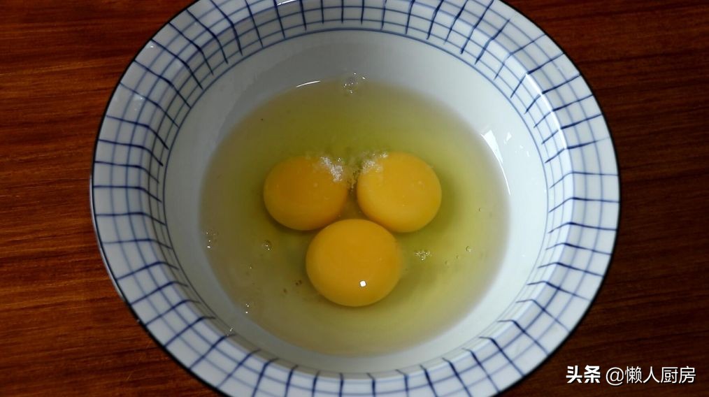 不需要揉面，不加面粉，这样做的韭菜鸡蛋卷，吃着特香