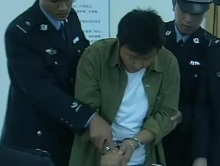 为夺枪杀害警员一家三口，刑侦专家严密推理抓获凶手：1992年灭门案纪实