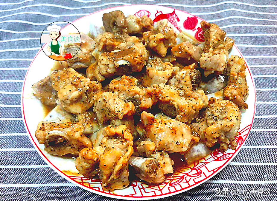 蒸排骨時，別傻傻先焯水，大廚教你這一招，排骨嫩滑多汁，特鮮美