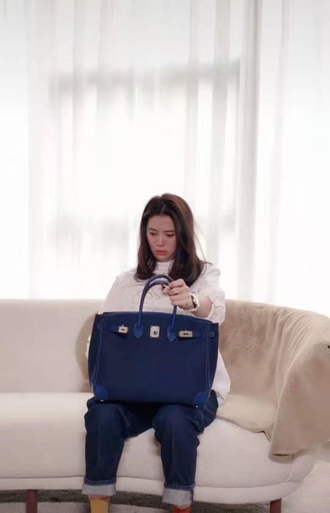 张智霖要哭！袁咏仪秀天价爱马仕包，网友曝价值可买一套房