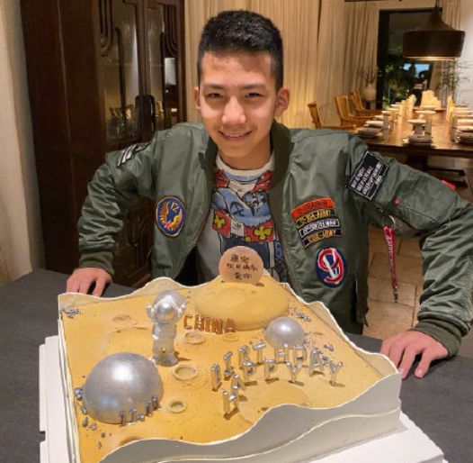 胡軍妻子曬照為兒子慶生，12歲康康身高已超媽媽，帥氣小伙來襲