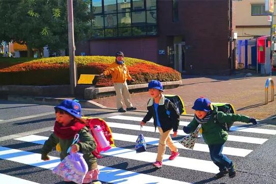 中国孩子要接送，日本孩子却独自上学，背后原因值得我们深思