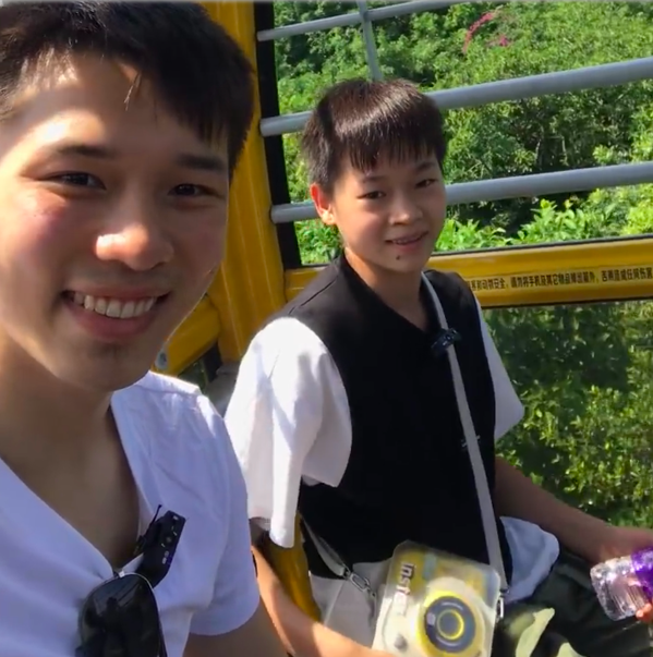 一路奔波！全红婵首次穿休闲装亮相 终于达成了常人触手可及的愿望