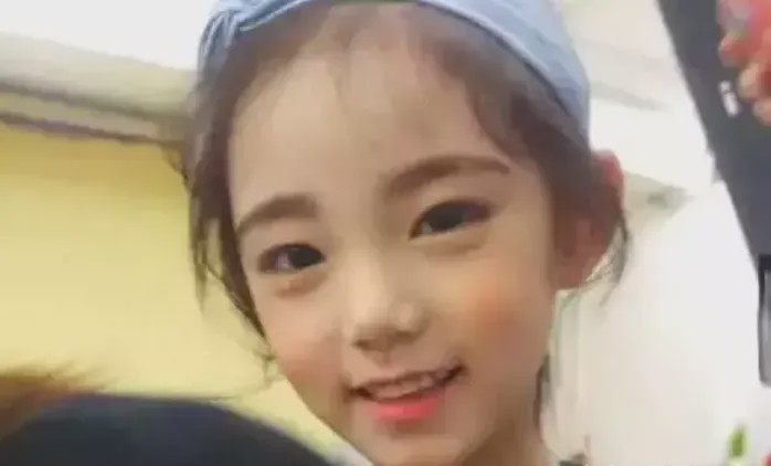 7岁女孩被经纪公司看中，愿等她10年签约，看到