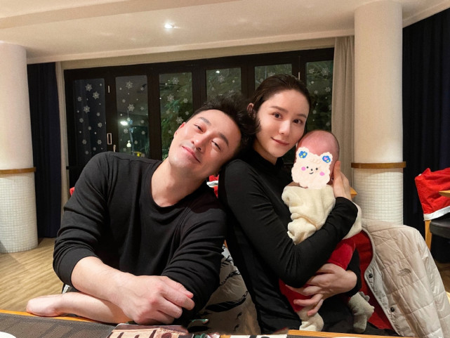 萌出血！林峯老婆晒女儿萌态，不满1岁小公主自己吃饭糊满全身