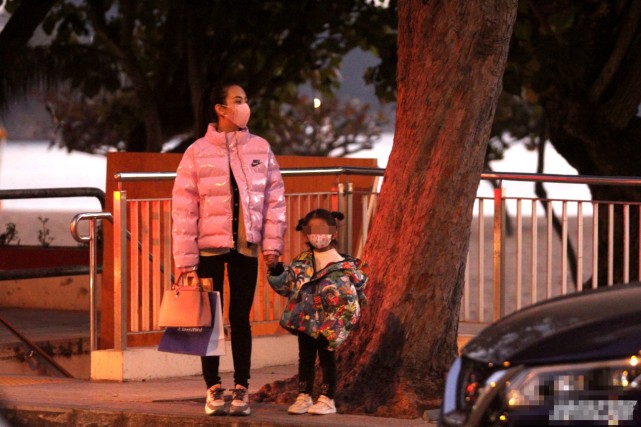 郭富城一家四口罕見同框，夫妻挽手很甜蜜，倆女兒正面超可愛